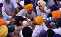 インド北部アムリツァル（Amritsar）にあるシーク教の総本山「黄金寺院（Golden Temple）」で、もみ合うシーク教徒たち（2014年6月6日撮影）。(c)AFP/NARINDER NANU