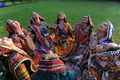 インド西部アーメダバード（Ahmedabad）で、ヒンズー教の祭り「ナブラトリ（Navratri）」のリハーサルが行われ、民族舞踊団が本番と同じ衣装を着けて参加した。

ナブラトリは「9つの夜」を意味し、神々に踊りが捧げられる。16日から24日まで開催予定（2012年10月7日撮影）。(c)AFP/Sam PANTHAKY