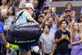 全米オープンテニス、男子シングルス4回戦。試合に敗れ、コートを後にするヤニック・シナー（2023年9月5日撮影）。(c)COREY SIPKIN / AFP