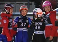2017-18スキージャンプW杯女子個人第14戦。高梨沙羅（右から2人目）の優勝を喜ぶ、岩渕香里（左）、伊藤有希（左から2人目）、勢藤優花（2018年3月24日撮影）。(c)AFP PHOTO / CHRISTOF STACHE