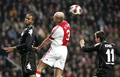 写真は、アヤックスのヤープ・スタム（%%Jaap Stam%%）とハイボールを競るブレーメンのナウド（%%Naldo%%）。(c)AFP/ANP/OLAF KRAAK