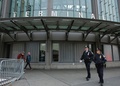 列車脱線事故が起きた米ニューヨーク市ブルックリン地区の駅の周辺を歩く警察官ら（2017年1月4日撮影）。(c)AFP/Kena Betancur