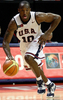 ドリブルでボールを運ぶ米国のコービー・ブライアント（%%Kobe Bryant%%）。(c)AFP/Getty Images Jamie Squire