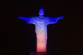 ブラジル・リオデジャネイロ（Rio de Janeiro）のコルコバード（Corcovado）の丘に立つ、米国の星条旗の色に染め上げられた巨大なキリスト像（Christ the Redeemer、2014年6月11日撮影）。(c)AFP/YASUYOSHI CHIBA