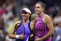 全米オープンテニス、女子シングルス決勝。試合前の写真撮影に臨むジェシカ・ペグラ（左）とアリーナ・サバレンカ（2024年9月7日撮影）。(c)Al Bello/Getty Images/AFP