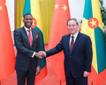 ミッチェル首相（左）と握手を交わす李強総理（2025年1月13日撮影）。(c)Xinhua News