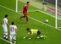 サッカードイツカップ2012-13（German Cup 2012-13）は1日、決勝が行われ、バイエルン・ミュンヘン（Bayern Munich）が3-2でVfBシュツットガルト（VfB Stuttgart）を下し、ドイツ勢としては初のトレブル（三冠）を達成した。

得点を決めるバイエルン・ミュンヘンのマリオ・ゴメス（Mario Gomez、上、2013年6月1日撮影）。(c)AFP/JOHN MACDOUGALL