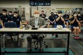 東京五輪、重量挙げ女子49キロ級を学生と共にテレビで観戦する三宅義信氏（2021年7月24日撮影）。(c)Yasuyoshi CHIBA / AFP