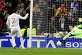 サッカー欧州チャンピオンズリーグ2011-12（UEFA Champions League 2011-12）は25日、準決勝第2戦が行われ、バイエルン・ミュンヘン（Bayern Munich）が2試合合計スコアを3-3として迎えたペナルティーキック（PK）戦でレアル・マドリード（Real Madrid）に3-1で勝利し、決勝進出を決めた。

ペナルティーキック（PK）戦でレアル・マドリードのクリスティアーノ・ロナウド（Cristiano Ronaldo、左）のシュートをセーブするバイエルン・ミュンヘンのGKマヌエル・ノイアー（Manuel Neuer、2012年4月25日撮影）。(c)AFP/JAVIER SORIANO
