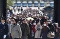一般公開されている皇居・乾通りを訪れた人々（2016年3月25日撮影）。(c)AFP/KAZUHIRO NOGI