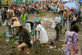 2007年6月22日、サマセット（Somerset）のピルトン（Pilton）で開催されている「グラストンベリー・フェスティバル（Glastonbury Festival）」で泥の上を歩く来場者。(c)AFP/CARL DE SOUZA