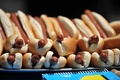 米ニューヨークで行われた早食い大会で用意されたホットドッグ（資料写真、2012年7月3日撮影）。(c)AFP/STAN HONDA