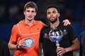 男子テニス、木下グループジャパンオープン、シングルス決勝。トロフィーを手にする準優勝のウゴ・アンベール（左）と優勝したアルトゥール・フィス（2024年10月1日撮影）。(c)Philip FONG / AFP