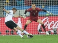 2010年サッカーW杯南アフリカ大会（%%2010 World Cup%%）1次リーグD組、ドイツ対オーストラリア。試合はドイツが4-0で快勝した。写真は後半23分にチームの3点目を決めるドイツのトーマス・ミュラー（%%Thomas Mueller%%、左）。（2010年6月13日）(c)AFP/CARL DE SOUZA