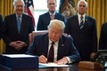米首都ワシントンのホワイトハウスで、新型コロナウイルスの経済対策法案に署名するドナルド・トランプ大統領（2020年3月27日撮影）。(c)JIM WATSON / AFP