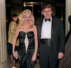 ドナルド・トランプ前米大統領（右）と結婚していた当時のイバナ・トランプさん（1989年12月4日撮影、資料写真）。(c)Bill SWERSEY / AFP 