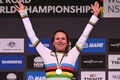 UCIロード世界選手権、エリート女子ロードレース。優勝を飾り、表彰式で歓喜するアンネミーク・ファン・フリューテン（2022年9月24日撮影）。(c)WILLIAM WEST / AFP