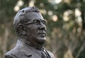 中国・北京市内の公園に設置された彫刻家の袁熙坤氏が制作したトーマス・バッハ国際オリンピック委員会（IOC）会長の胸像（2022年1月28日撮影）。(c)NOEL CELIS / AFP