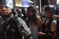 香港・旺角の警察署近くでデモ参加者（中央）を拘束する警官（2019年10月7日撮影）。(c)Nicolas ASFOURI / AFP