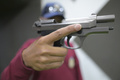 非致死性の銃を示すインストラクター。コロンビア首都ボゴタの射撃練習場で（2021年9月17日撮影）。(c)Juan BARRETO / AFP