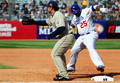 牽制球に対し一塁へ戻るドジャースのアンドリュー・ジョーンズ（%%Andruw Jones%%、右）。(c)AFP/Getty Images/Frederic J. BROWN