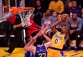 16-17NBA、ロサンゼルス・レイカーズ対ゴールデンステイト・ウォリアーズ。得点を狙うロサンゼルス・レイカーズのニック・ヤング（2016年11月4日撮影）。(c)AFP/Frederic J. BROWN