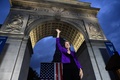 米ニューヨーク市のワシントンスクエア・パークで演説を行う、米大統領選へ向けた民主党候補指名争いの有力候補、エリザベス・ウォーレン上院議員（2019年9月16日撮影）。(c)TIMOTHY A. CLARY / AFP