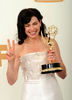 米ロサンゼルス（Los Angeles）で行われた第63回プライムタイム・エミー賞（Primetime Emmy Awards）授賞式で連続ドラマ部門の主演女優賞を獲得したジュリアナ・マルグリーズ（Julianna Margulies、2011年9月18日撮影）。(c)AFP/ROBYN BECK