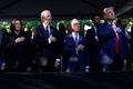 米ニューヨーク市で、2001年米同時多発攻撃の追悼行事に出席するジョー・バイデン大統領とカマラ・ハリス副大統領、ドナルド・トランプ前大統領ら（2024年9月11日撮影）。(c)Adam GRAY / AFP