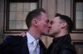 英ロンドン（London）で挙式した後にキスをするティム・ジャーメイングローブズ（Tim Jarmaine-Groves）さん（左）とリチャード・ジャーメイングローブズ（Richard Jarmaine-Groves）さん（2014年3月29日撮影）。(c)AFP/CARL COURT