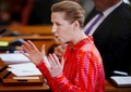 デンマーク・コペンハーゲンの議会で審議に臨むメッテ・フレデリクセン首相（2023年5月31日撮影）。(c)Liselotte Sabroe / Ritzau Scanpix / AFP