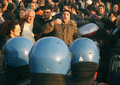 2008年1月8日、イタリア・ナポリ（Naples）近郊のPozzuoliで路上に放置された未回収ごみ問題に抗議する市民を制止する警官隊。(c)AFP/MARIO LAPORTA