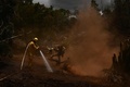 米ハワイ州マウイ島で活動する消防隊員（2023年8月13日撮影）。(c)Patrick T. Fallon / AFP
