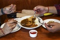 インド・ニューデリー郊外グルガオンのCoCo壱番屋で食事をする客（2020年8月26日撮影）。(c)SAJJAD  HUSSAIN / AFP