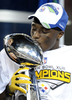 08NFL第43回スーパーボウル、ヴィンス・ロンバルディ・トロフィー（Vince Lombardi Trophy）に口づけをするピッツバーグ・スティーラーズのサントニオ・ホームズ。（2009年2月1日撮影）(c)AFP/TIMOTHY A. CLARY