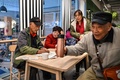 中国・上海にあるイケアのカフェテリアに集まった中高年（2023年12月5日撮影）。(c)Hector RETAMAL / AFP