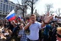 ロシアの首都モスクワで行われたウラジーミル・プーチン大統領に対する無許可の抗議デモで、自身の支持者に向かって演説する野党指導者のアレクセイ・ナワリヌイ氏（2018年5月5日撮影）。(c)AFP PHOTO / Kirill KUDRYAVTSEV