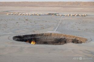 「地獄の門」静まる トルクメニスタン、環境配慮で火勢縮小