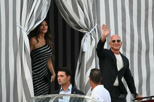 アマゾン創業者ベゾス氏、豪華結婚式に向けベネチアに到着 抗議活動も