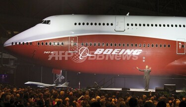ボーイング、最新ジャンボ「747-8」を初披露、大きめの窓が特徴 写真10