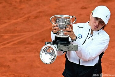 全仏OP表彰式でまさか… シフィオンテクがトロフィーのふた落とす 写真