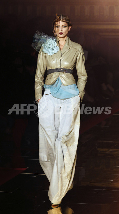 11年春夏パリコレクション＞ジョン・ガリアーノ、新作を発表 写真28枚