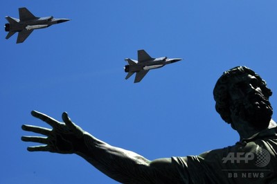 ロシア、戦勝記念日の軍事パレードで最新兵器を披露