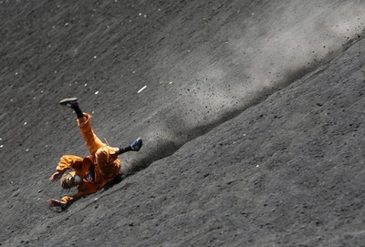 火山の斜面をボードで滑降、中米ニカラグアで人気のレジャー