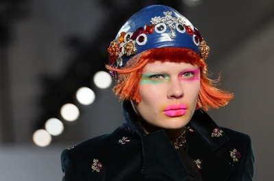 ピエロ風の奇抜なモデルでインパクト、「メゾン マルジェラ」15/16秋冬