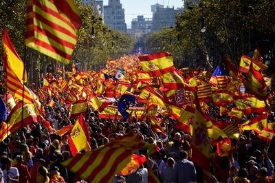 カタルーニャで独立反対派が大規模デモ 「狂気の沙汰」批判