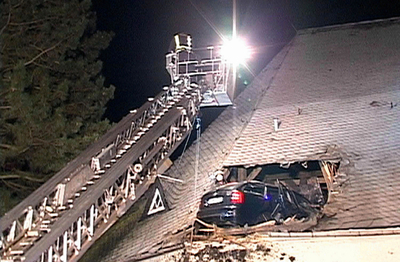 自動車が高さ35メートルの大ジャンプ、教会の屋根に突っ込む ドイツ