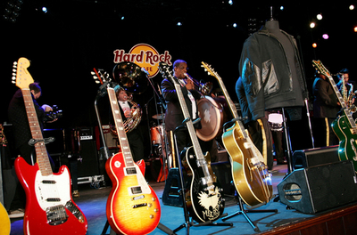 ジョン・レノンのサングラスにエッジのギター・・・NYでチャリティー・オークション - 米国