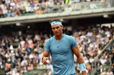 ナダル、「滑りすぎる」全仏のコートに不満 やや苦戦も2回戦へ