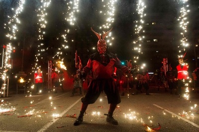 悪魔の火祭り「コレフォック」、火花散らし大騒ぎ スペイン